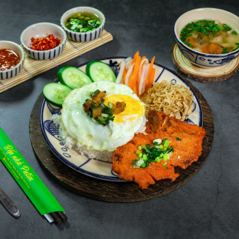 Cơm sườn mỡ trứng chả bì